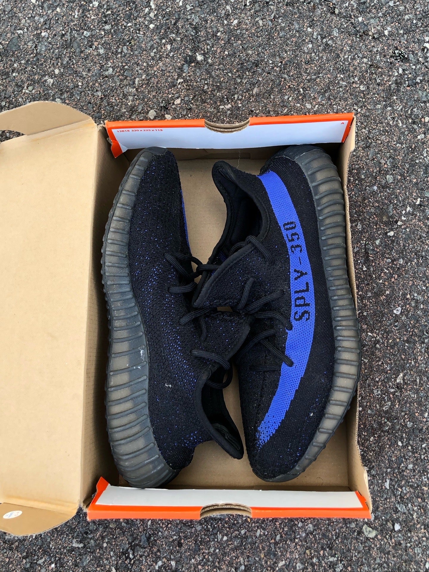 Size 10.5 dazzling blue 350 comes with replacement box