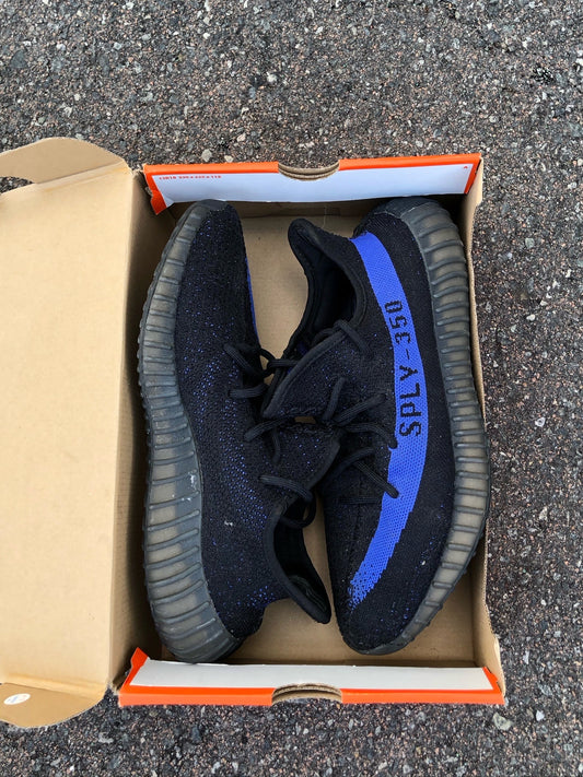 Size 10.5 dazzling blue 350 comes with replacement box